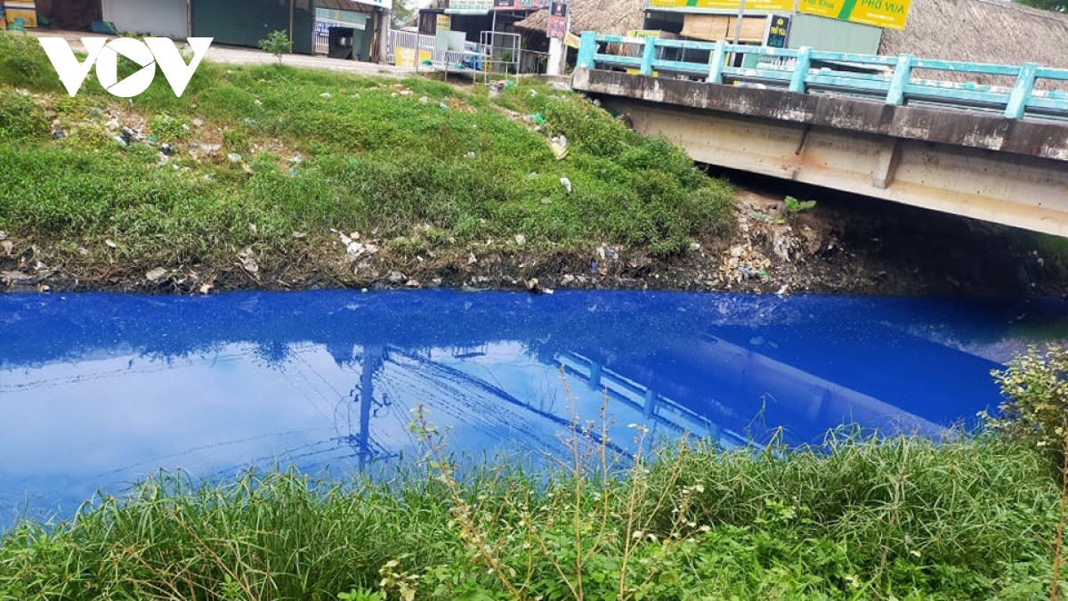 Người dân lo lắng khi nước con kênh ở Bình Dương bỗng dưng đổi màu xanh