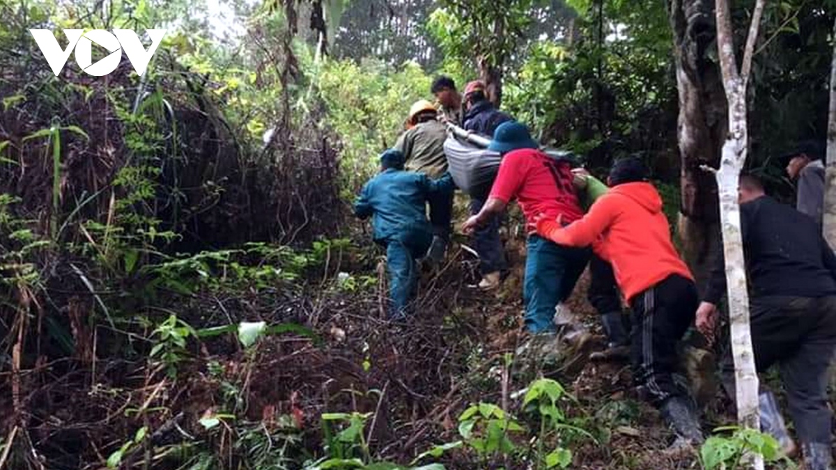 Dân quân khiêng thai phụ ở Quảng Nam vượt 20km đường rừng đi cấp cứu