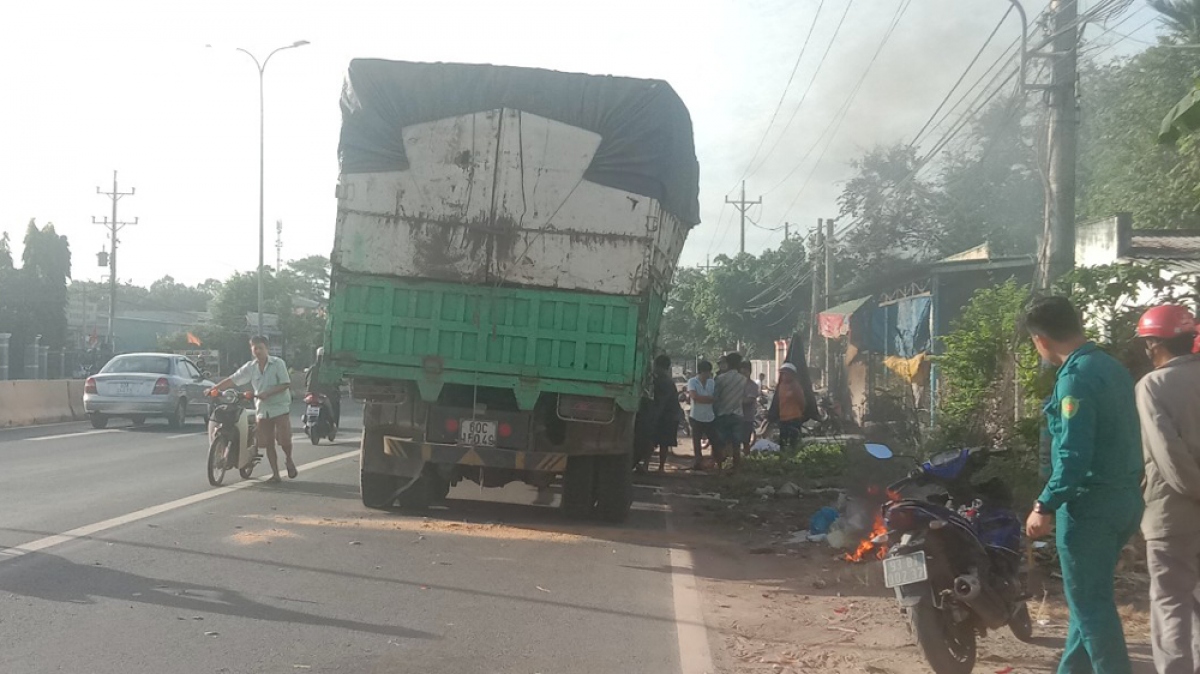 Tông vào đuôi xe tải dừng bên đường, nam thanh niên tử vong tại chỗ