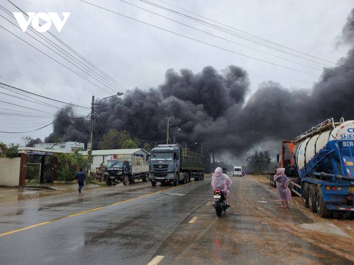 Cháy lớn tại cơ sở tái chế phế liệu nhựa ở Quảng Nam