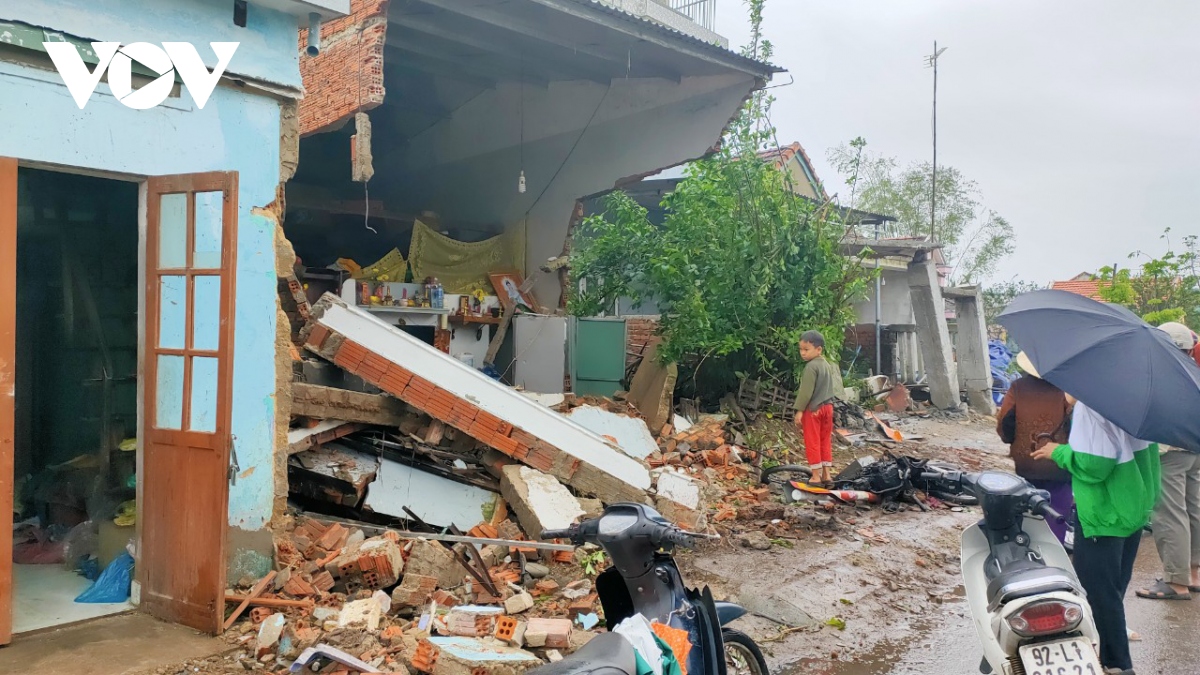 Xe container mất lái, tông vào 7 nhà dân ở Quảng Nam