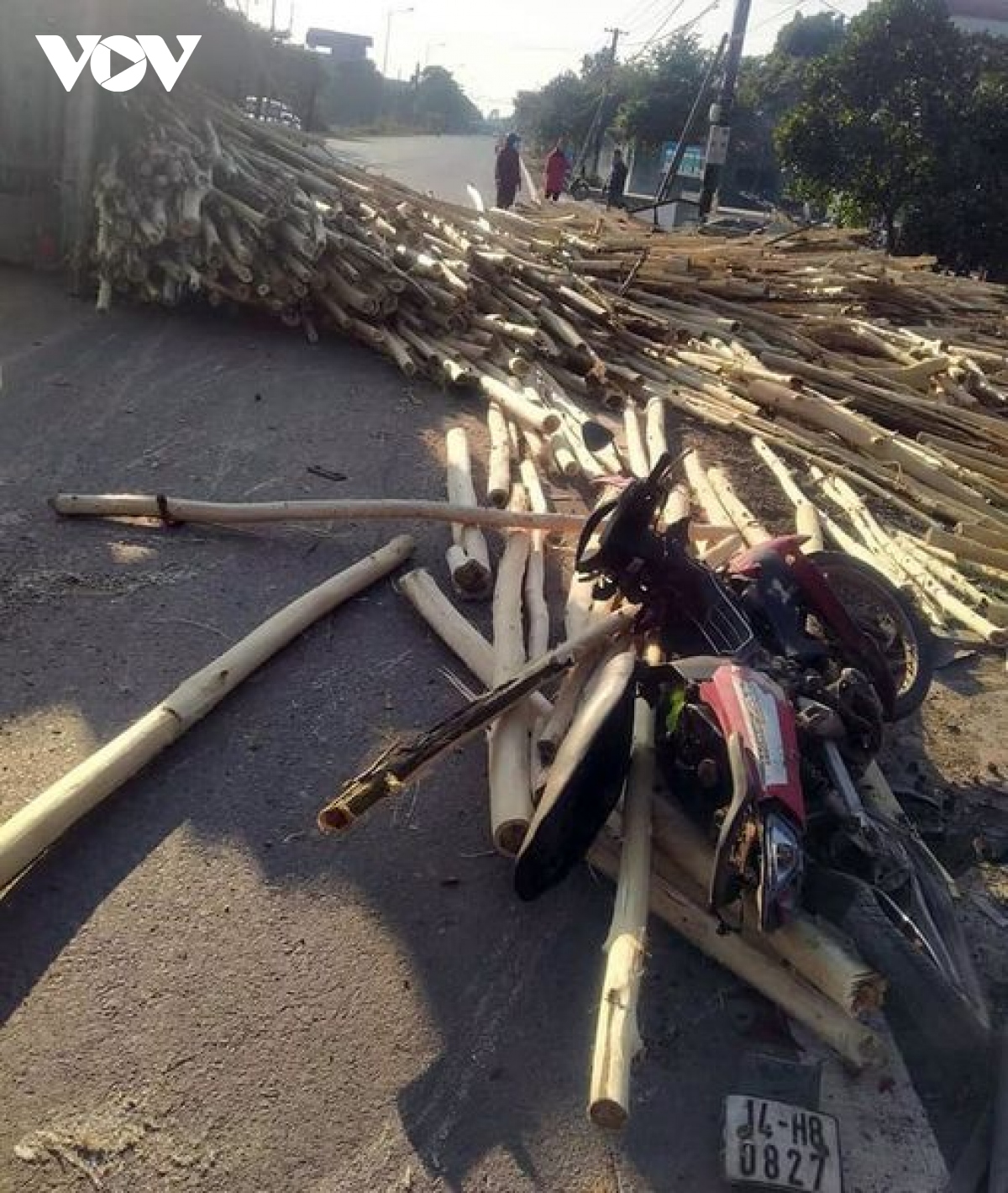 Lật xe tải chở gỗ khiến một người bị thương nặng
