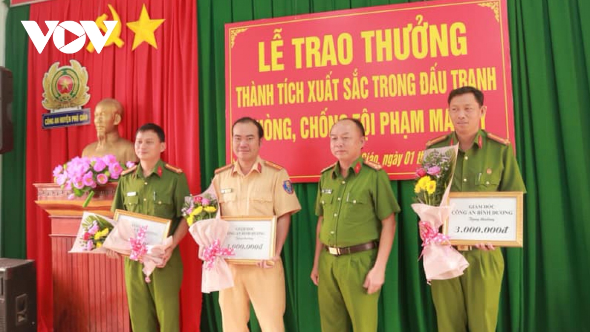 Khen thưởng lực lượng triệt phá cơ sở sản xuất ma túy “khủng” ở Bình Dương