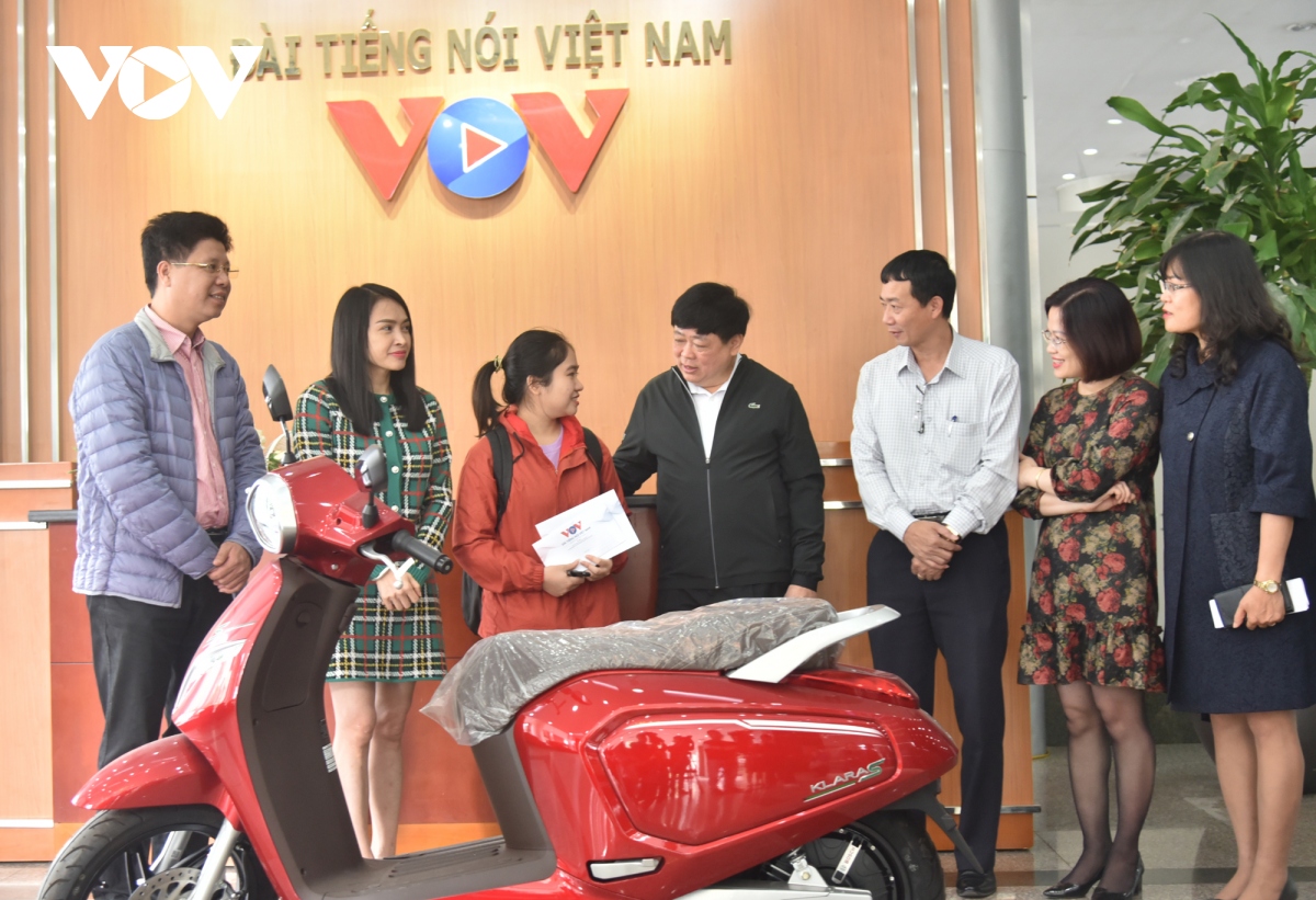 VOV trao tặng xe máy điện Vinfast cho sinh viên miền Trung có hoàn cảnh khó khăn