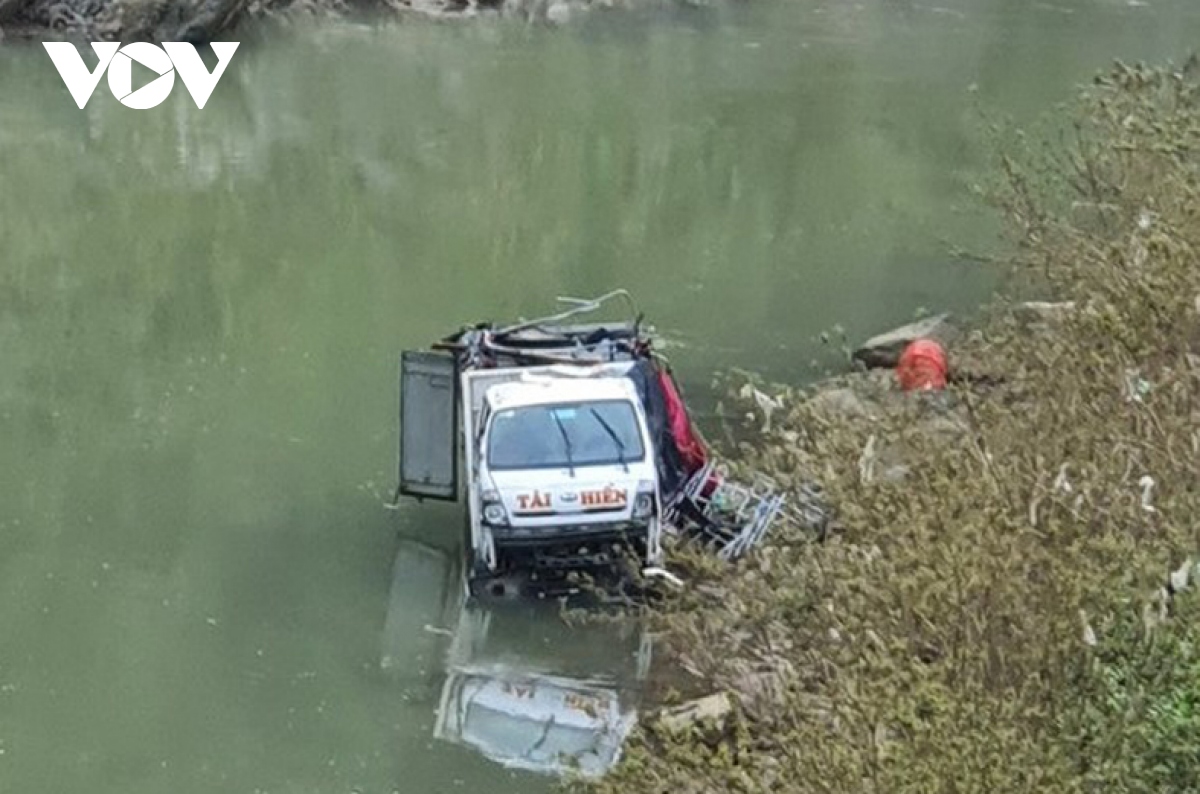 Xe tải chở 3 người lao xuống sông trong thời tiết lạnh giá