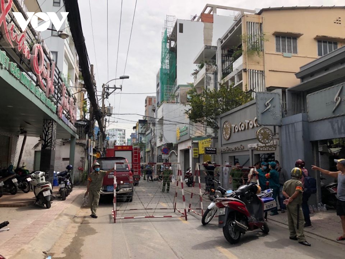 Phong tỏa một đoạn đường Nguyễn Trọng Tuyển, TP HCM sau vụ nổ