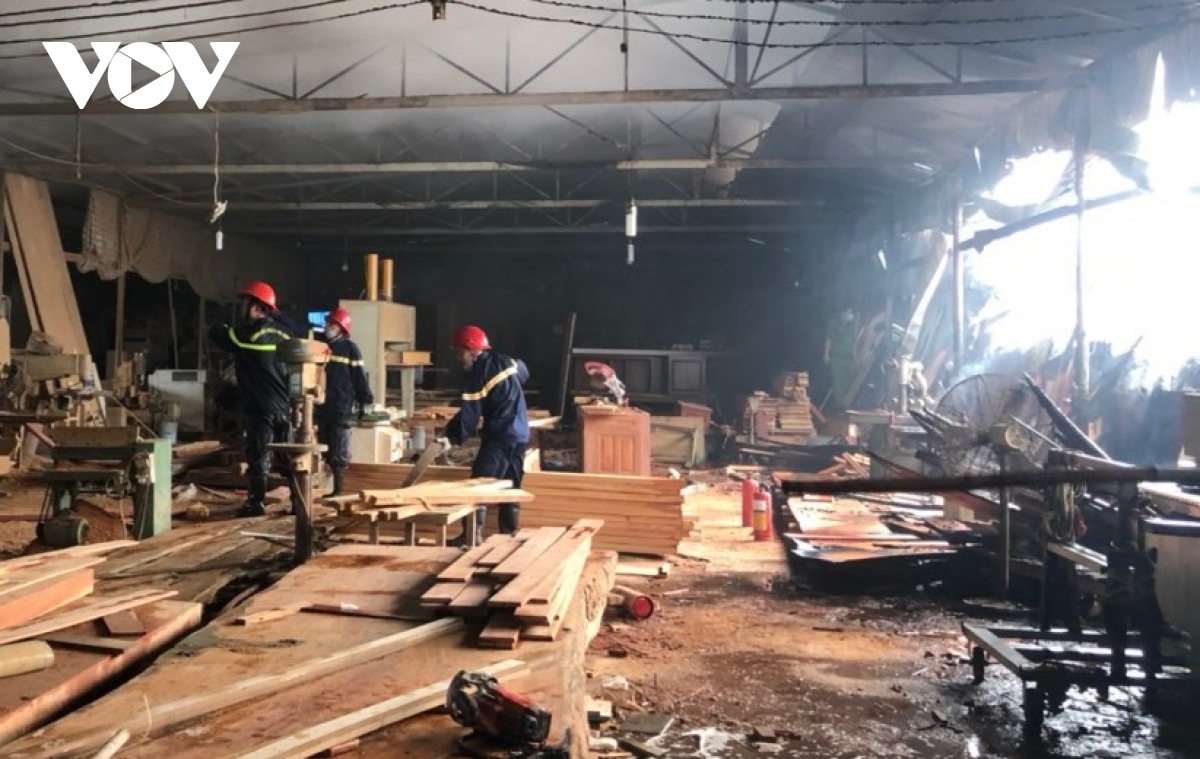 Xưởng gỗ bốc cháy ngùn ngụt ở TPHCM