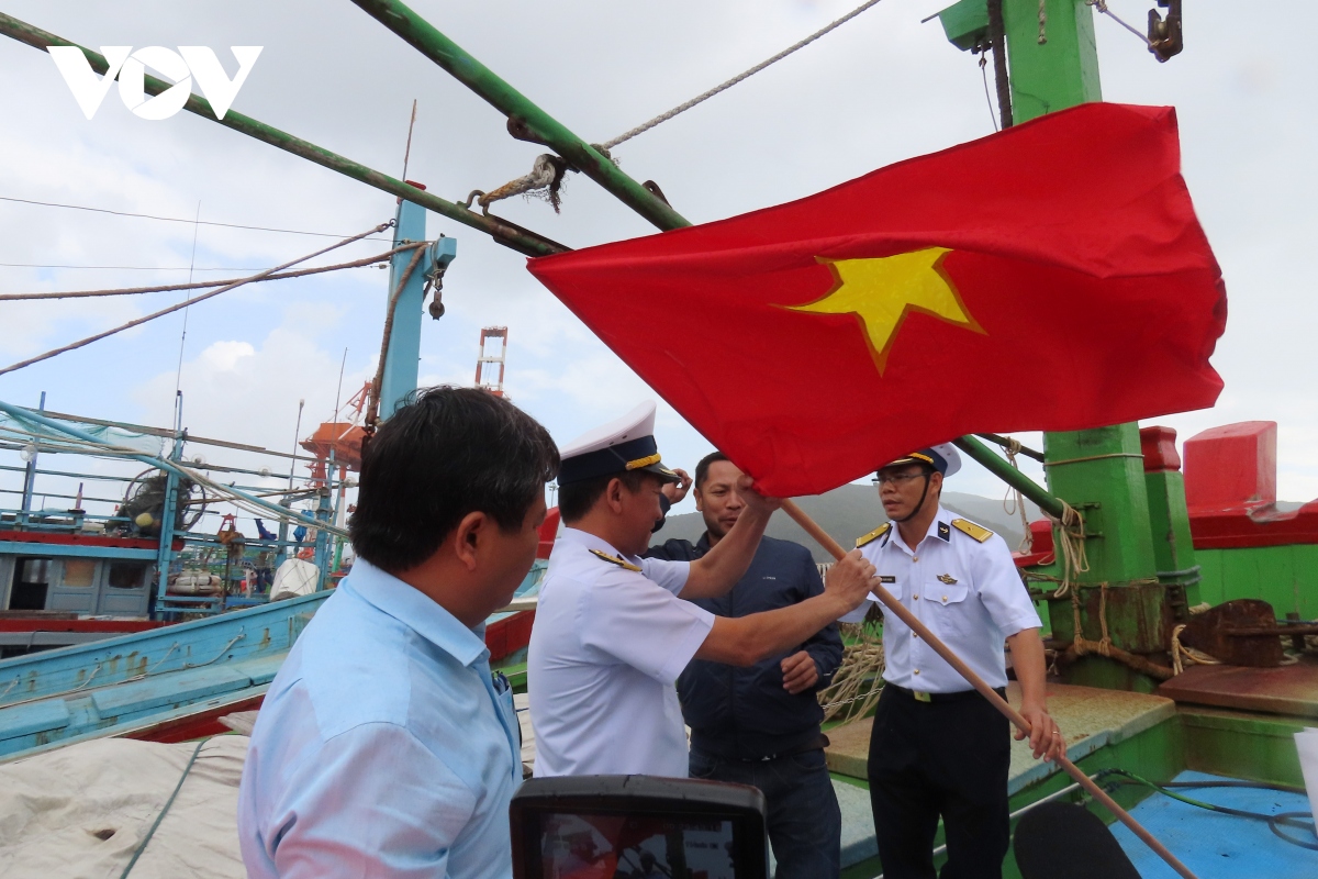 Vùng 4 Hải quân cùng ngư dân Bình Định vươn khơi bám biển