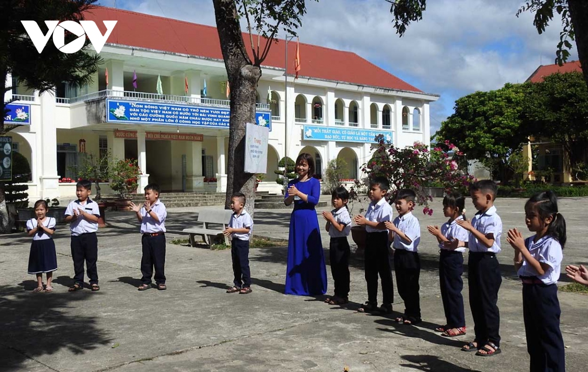 Giáo viên Kon Tum lo lắng khi học sinh lớp 1 vẫn chỉ học 1 buổi/ngày