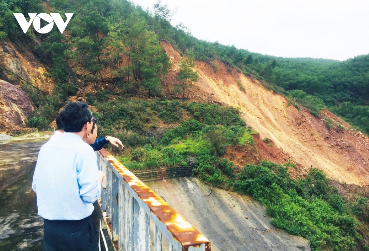 Sạt lở hơn 5.000m3 đất đá ở hạ lưu thủy điện Hương Điền