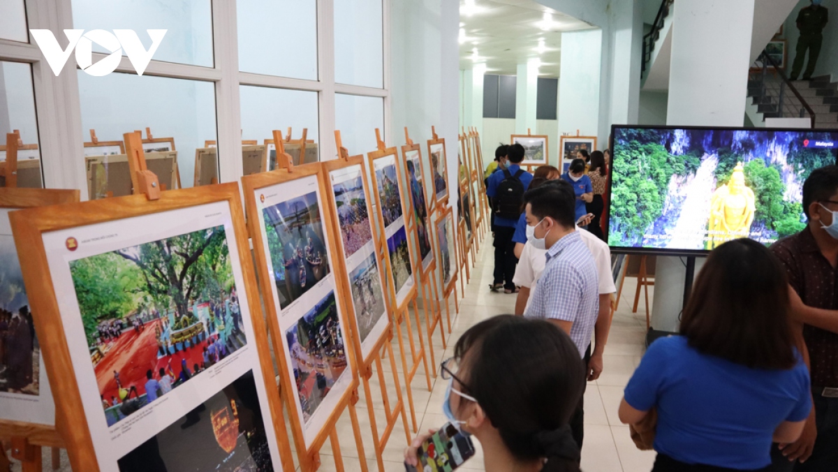 Triển lãm ảnh và phim phóng sự tài liệu về cộng đồng ASEAN