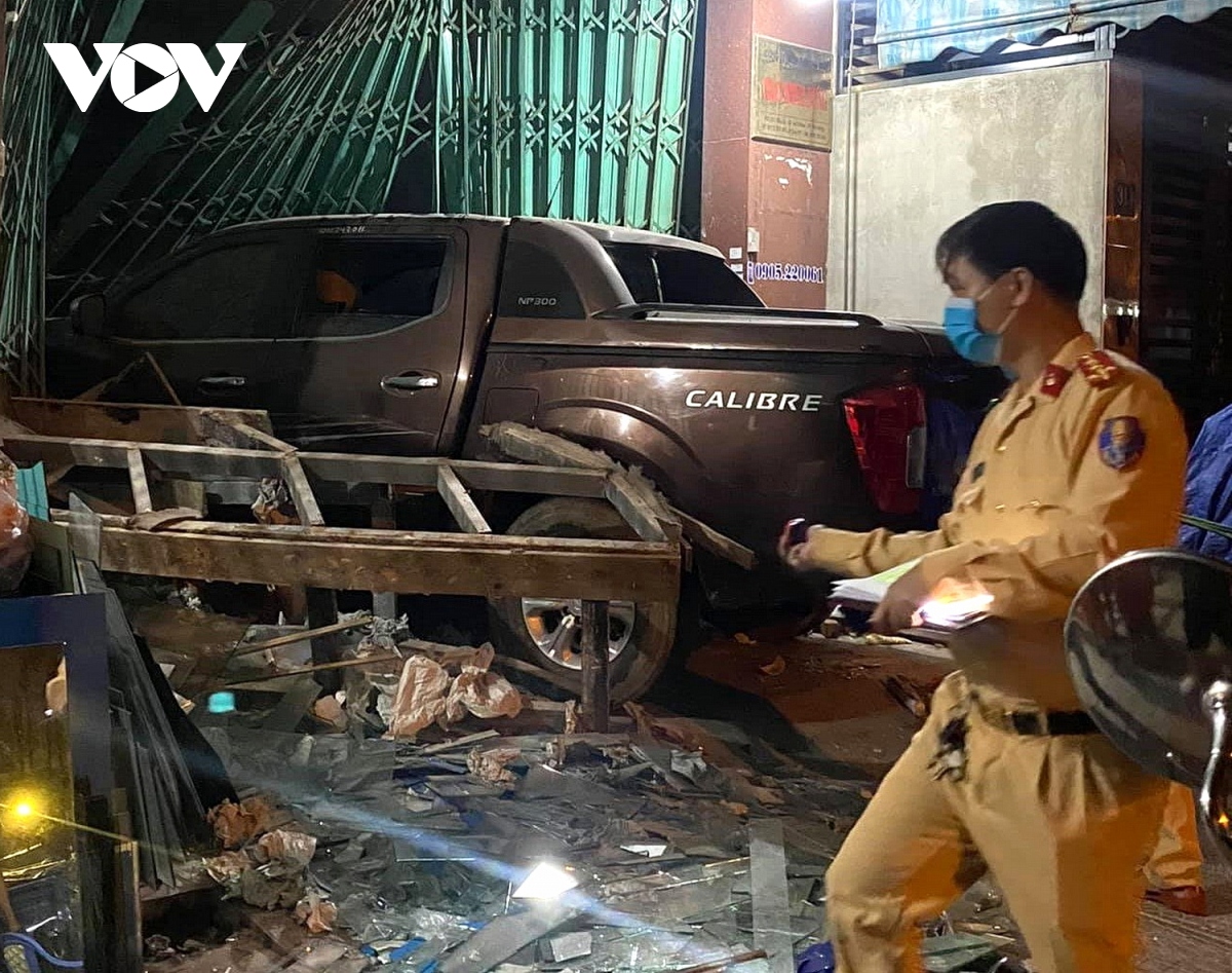 Đà Nẵng: Ô tô bán tải đâm vào nhà dân