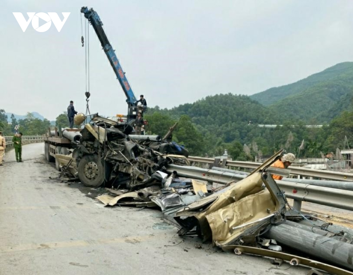 Xe kéo sơmi rơ moóc đâm vào dải phân cách, tài xế tử nạn tại chỗ