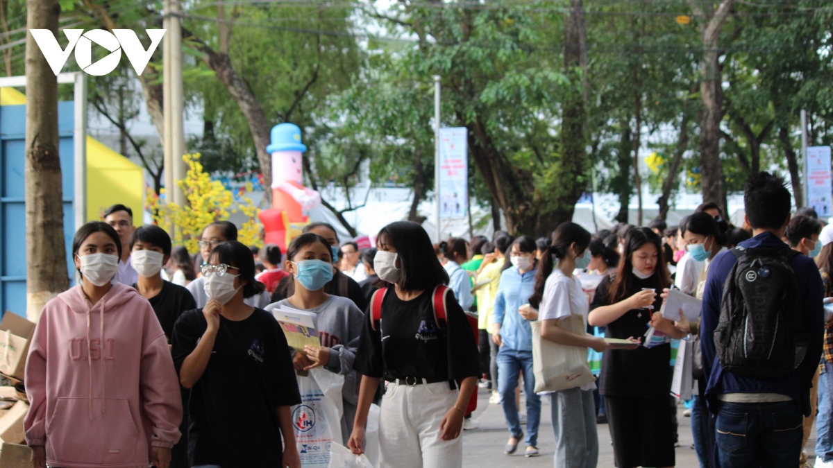 Hàng chục ngàn người tham gia ngày hội tư vấn tuyển sinh tại TPHCM