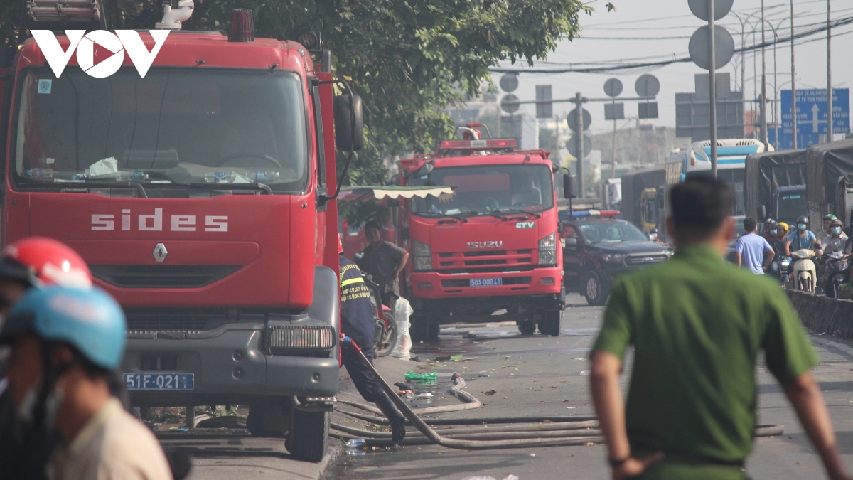 Vụ cháy kho vải ở Hóc Môn: Đám cháy vẫn chưa tắt hoàn toàn
