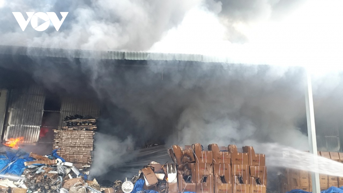 Cháy lớn tại kho chứa vật liệu xây dựng của một công ty ở Bình Dương