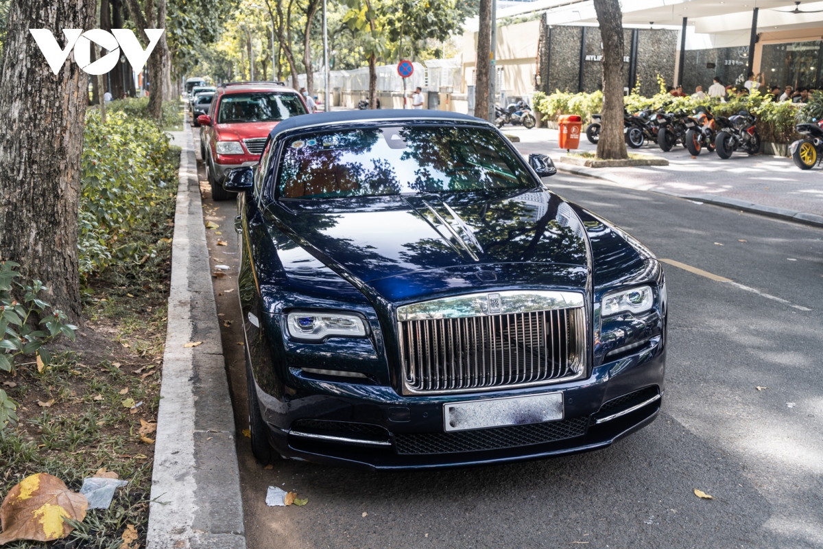 Bắt gặp Rolls-Royce Dawn độc nhất Việt Nam dạo phố ngày đầu năm mới