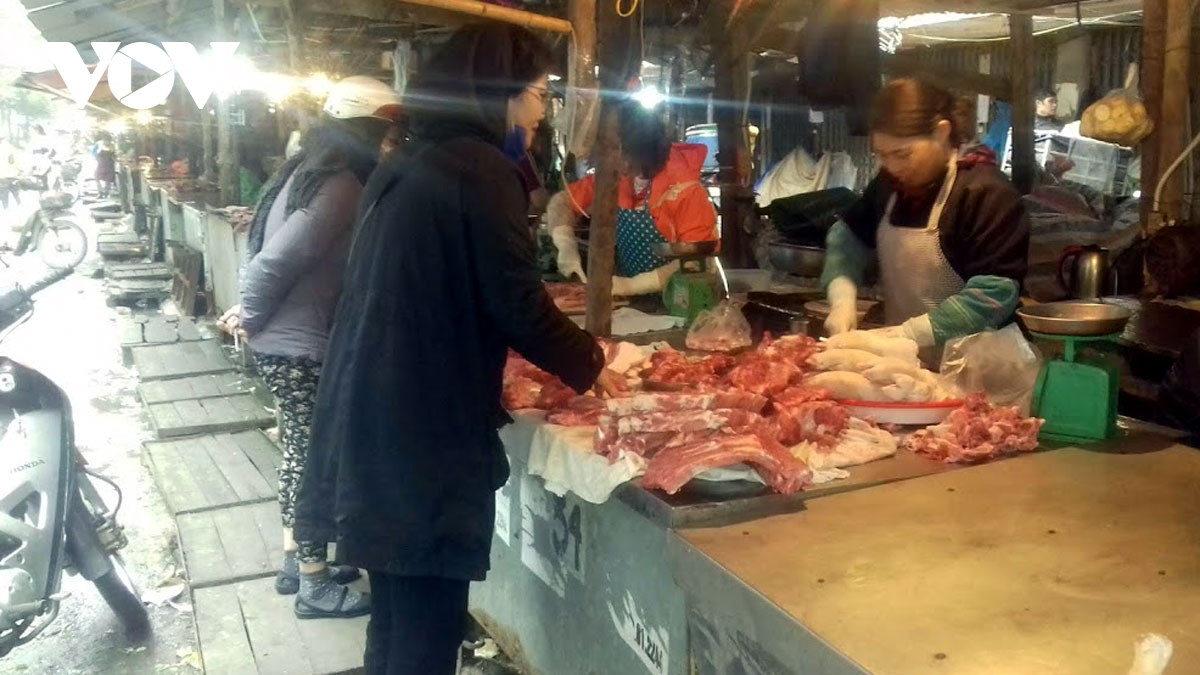 Không để buôn lậu làm mất ổn định giá thịt lợn dịp Tết Nguyên đán