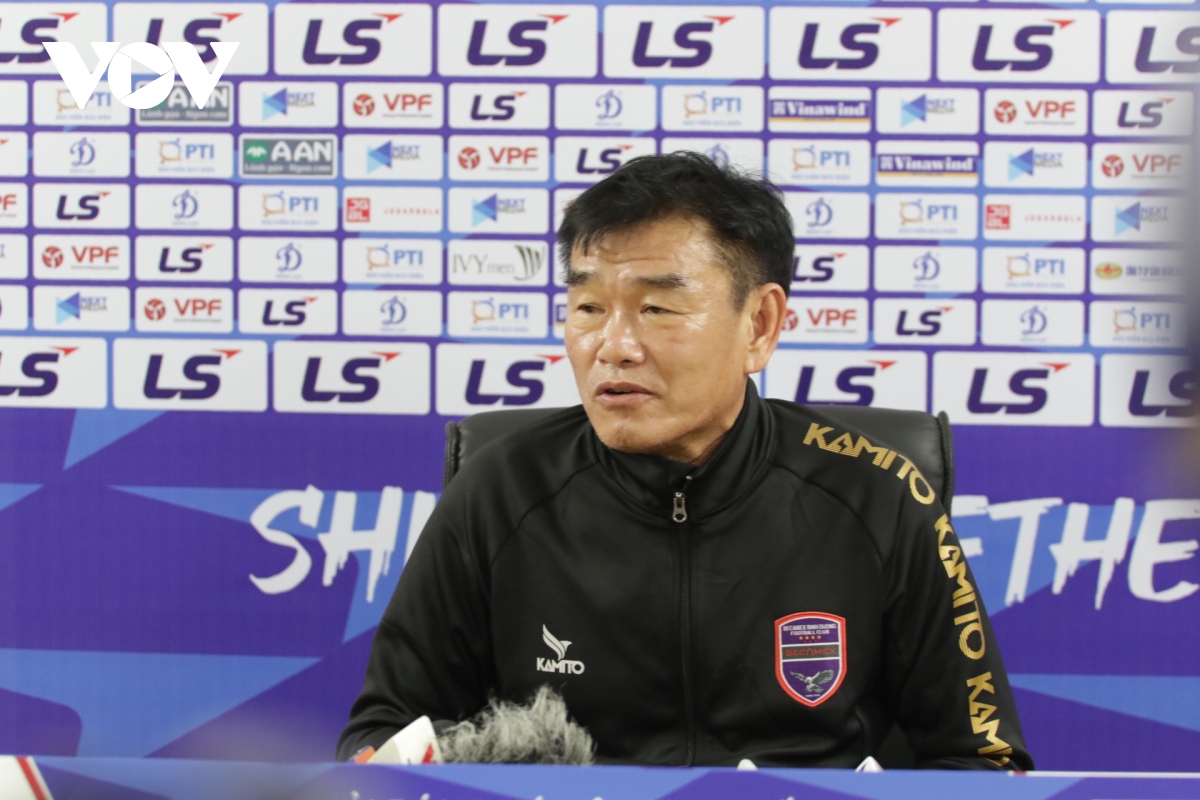 HLV Phan Thanh Hùng "động viên" đồng nghiệp Chu Đình Nghiêm khi Hà Nội FC thua Bình Dương