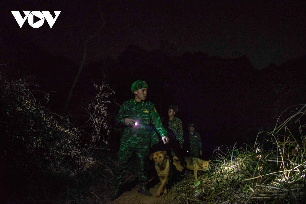 Trắng đêm tuần tra chống dịch trên biên giới Lạng Sơn