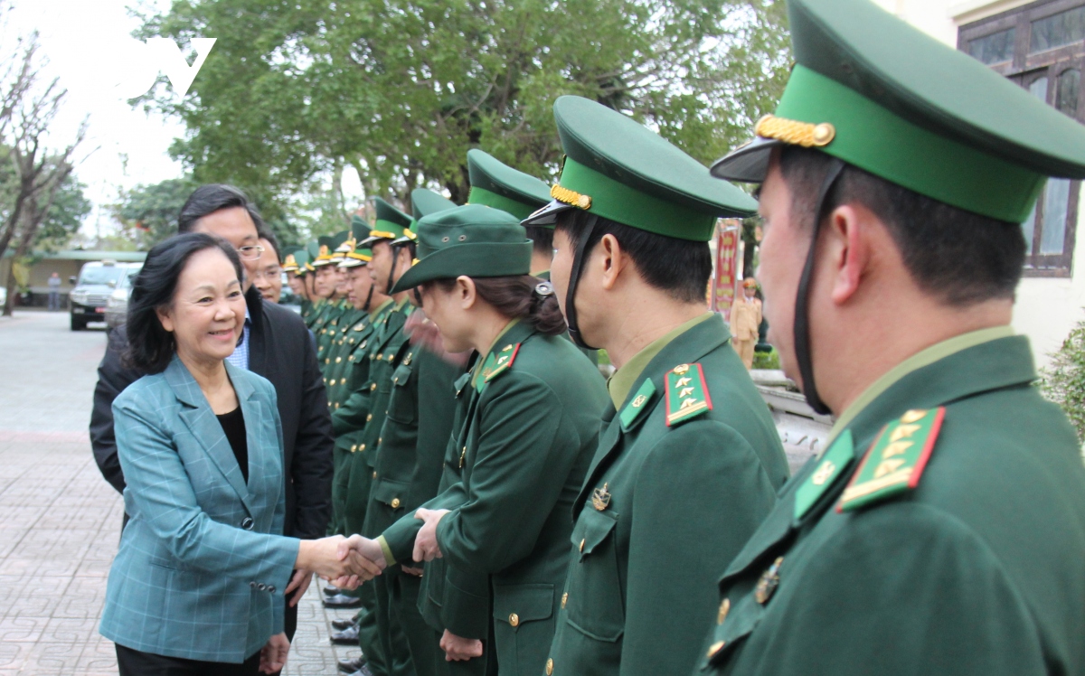 Bà Trương Thị Mai thăm lực lượng Quân đội tại Quảng Nam