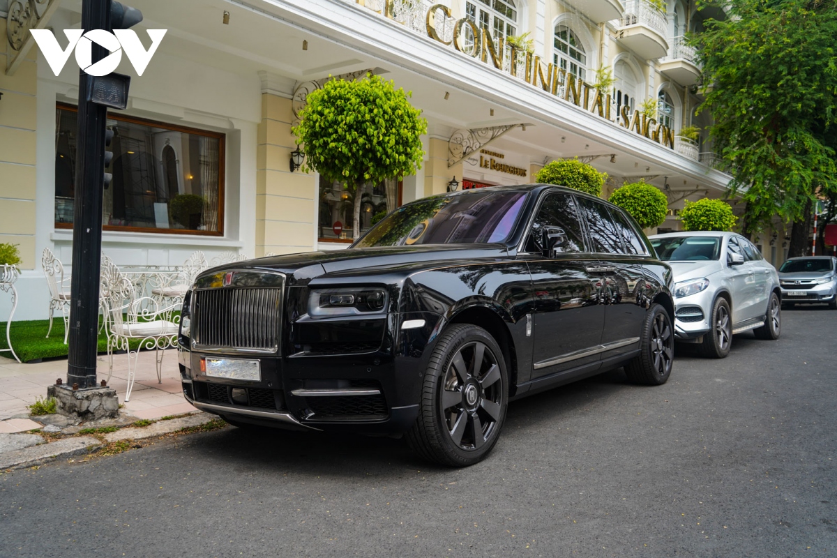 SUV hơn 40 tỷ đồng - Rolls-Royce Cullinan khoe dáng trên phố ngày cuối tuần