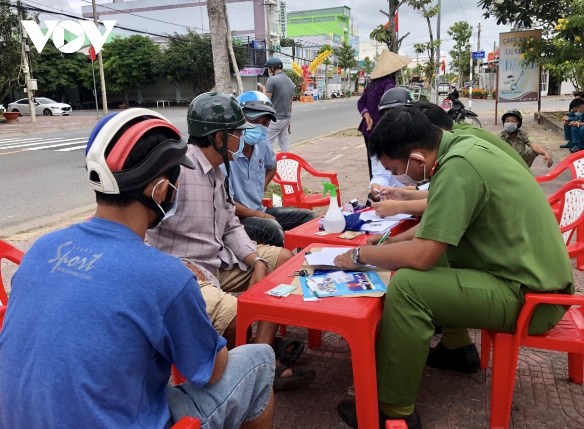 Bạc Liêu xử phạt gần 60 người không mang khẩu trang nơi công cộng