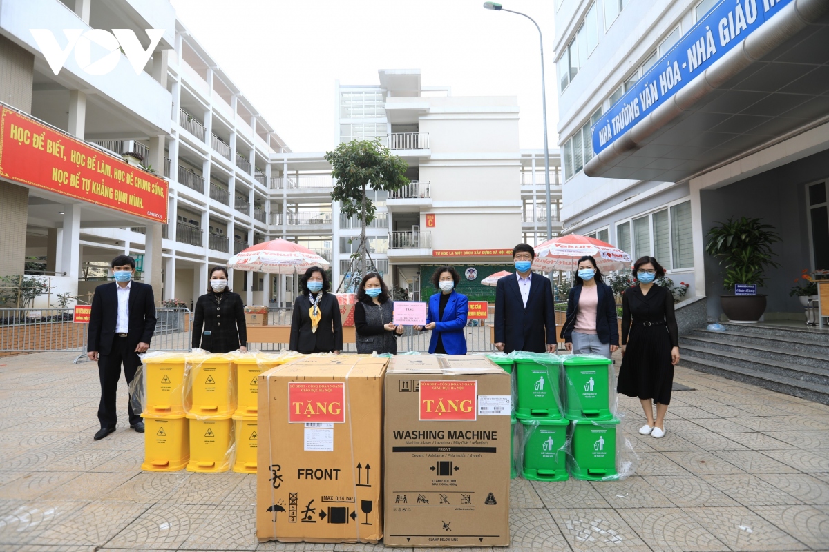Sở GD-ĐT tặng máy giặt cho thầy trò trường Tiểu học Xuân Phương đang cách ly