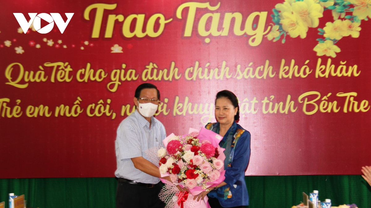 Chủ tịch Quốc hội tặng quà Tết cho hộ nghèo, trẻ mồ côi ở Bến Tre