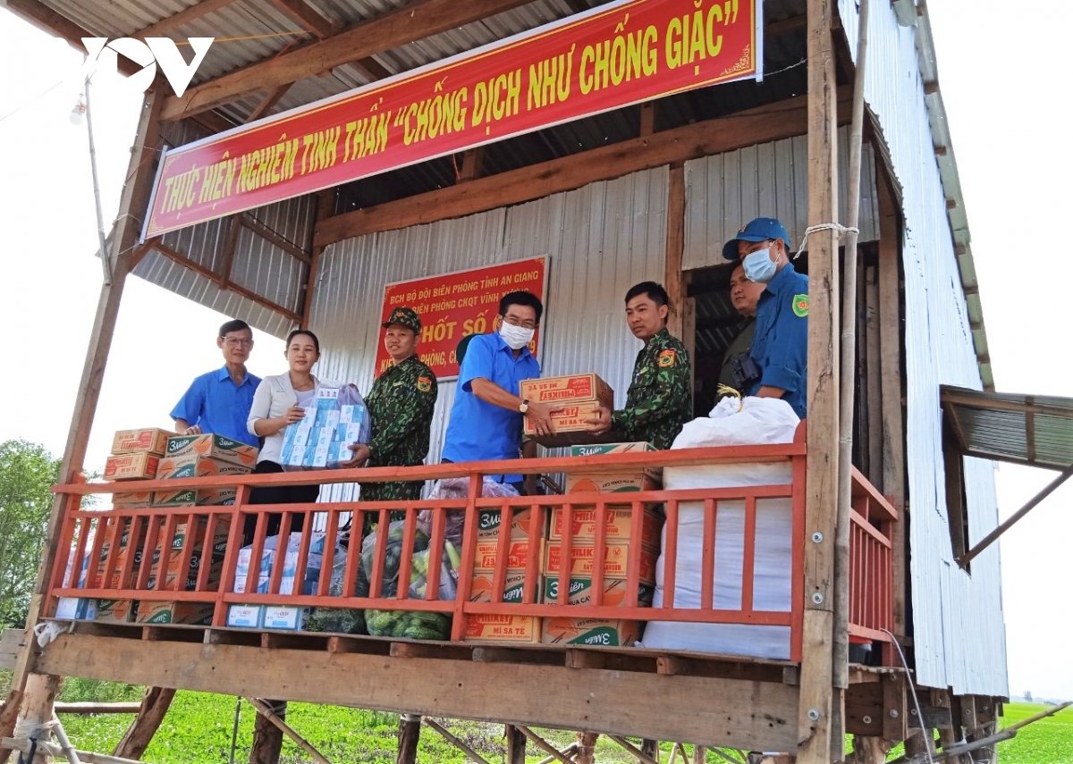 Cán bộ, chiến sỹ biên phòng An Giang mang mùa Xuân an lành đến với người dân