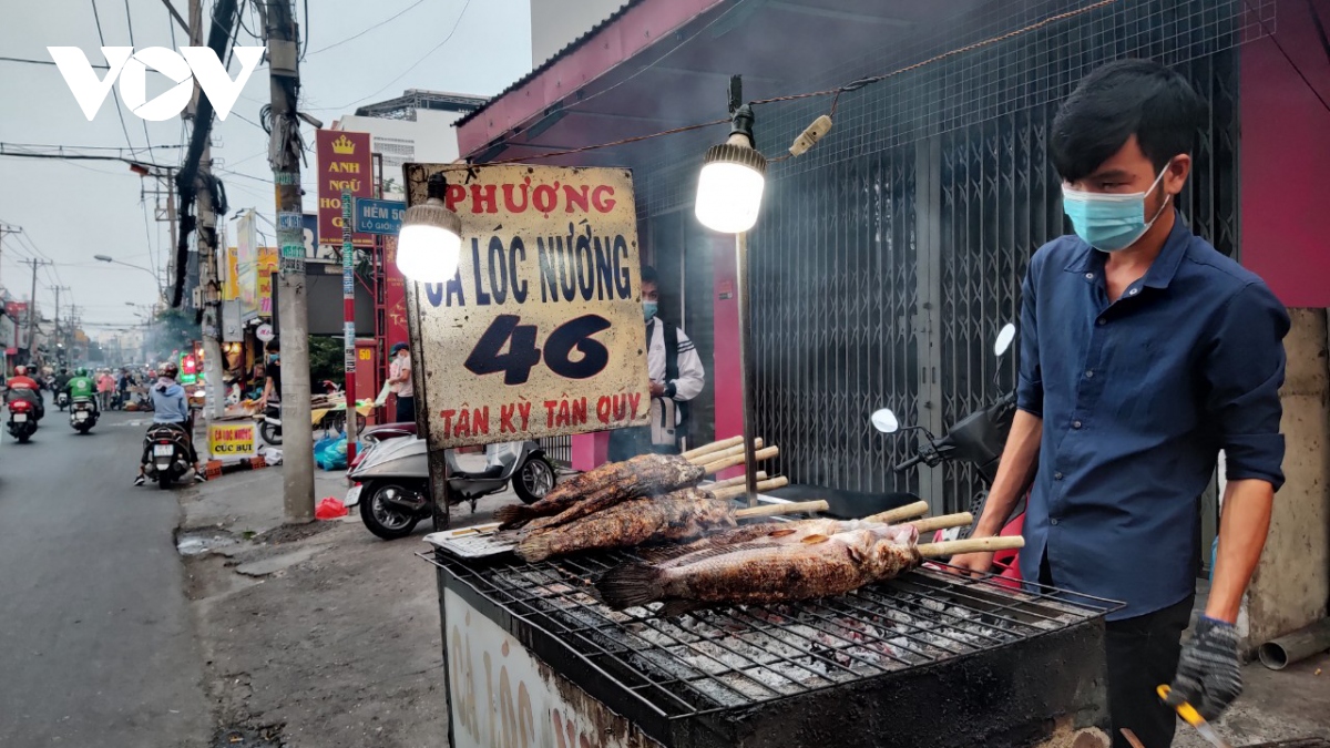 Trắng đêm nướng 3,5 tấn cá phục vụ ngày Thần Tài