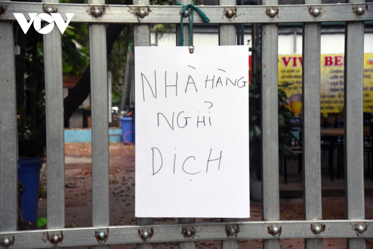 Không bị cấm, nhiều hàng quán ở Hà Nội vẫn không dám mở cửa
