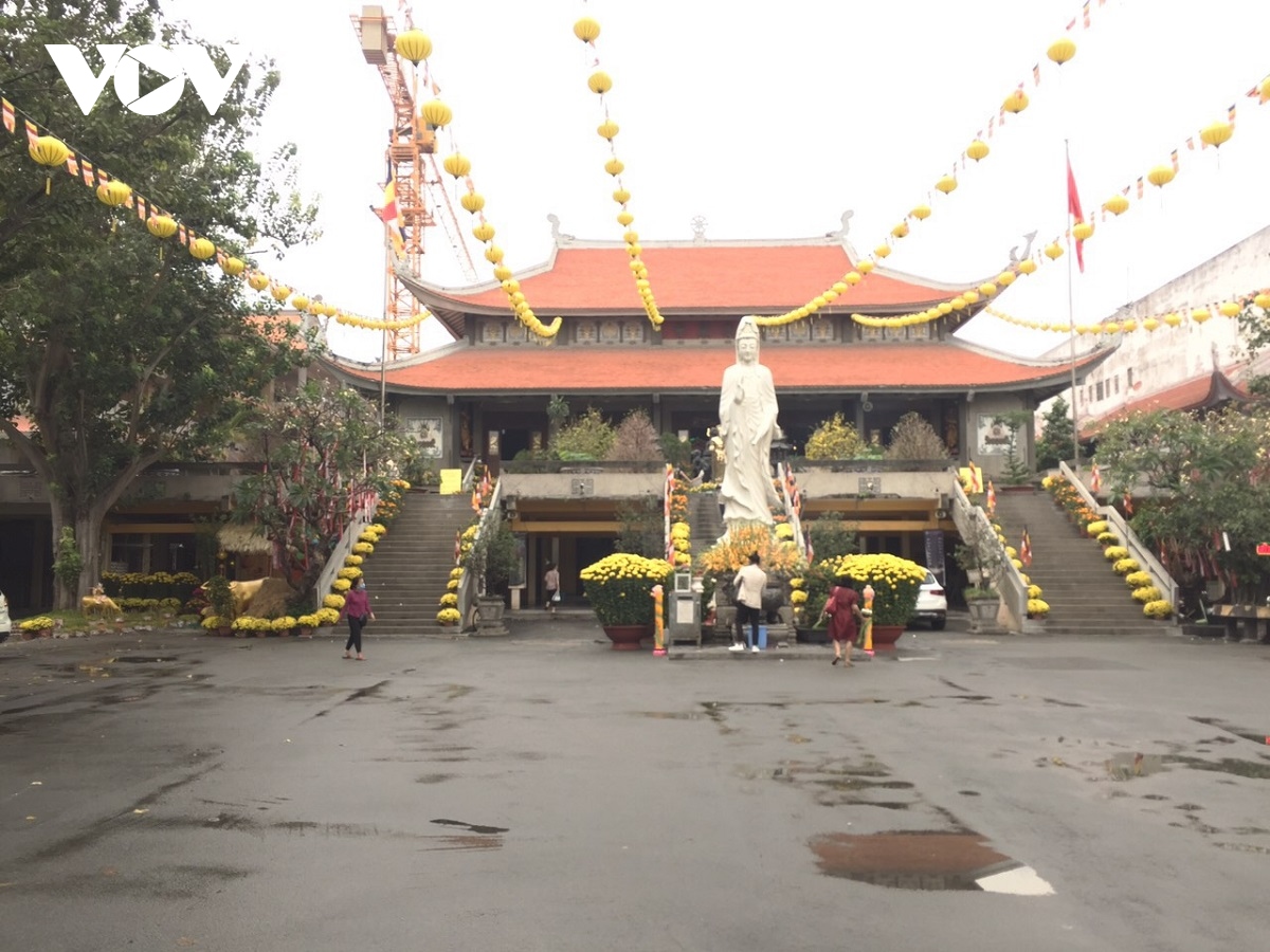Người dân TPHCM cân nhắc đi lễ, nhiều chùa đóng cửa chờ thông báo mới