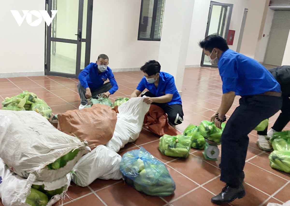 Quảng Ninh: Công chức, cán bộ đoàn "xắn tay" giúp dân tiêu thụ hàng Tết
