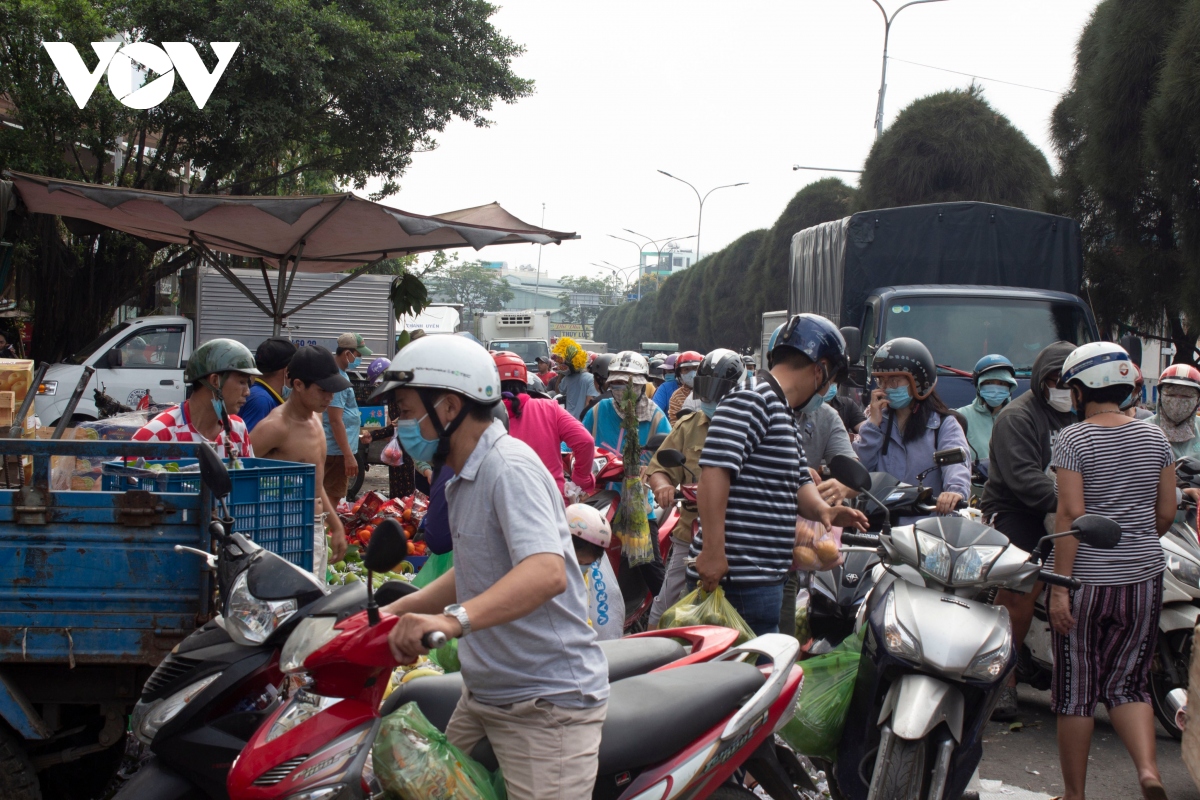 Siêu thị ở TP HCM đông nghẹt người mua sắm trong ngày nghỉ Tết đầu tiên