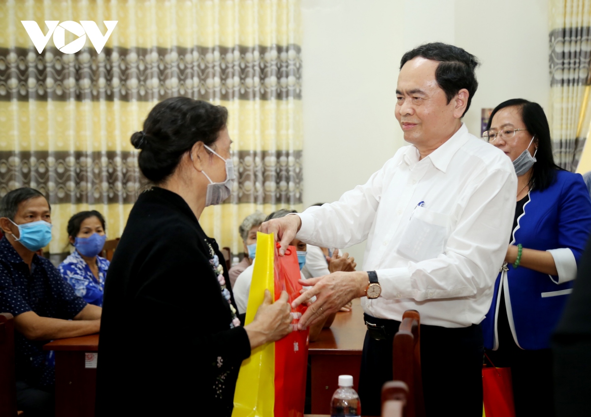Chủ tịch Mặt trận Tổ quốc Việt Nam tặng quà tại Cần Thơ