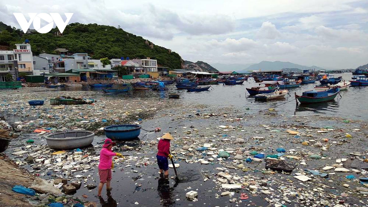 Nỗi ám ảnh rác thải nhựa ở vùng biển Nam Trung bộ