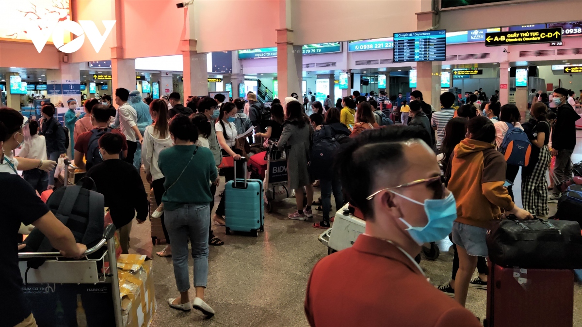 Sân bay ga tàu tại TPHCM tấp nập người "vượt dịch" về quê đón Tết