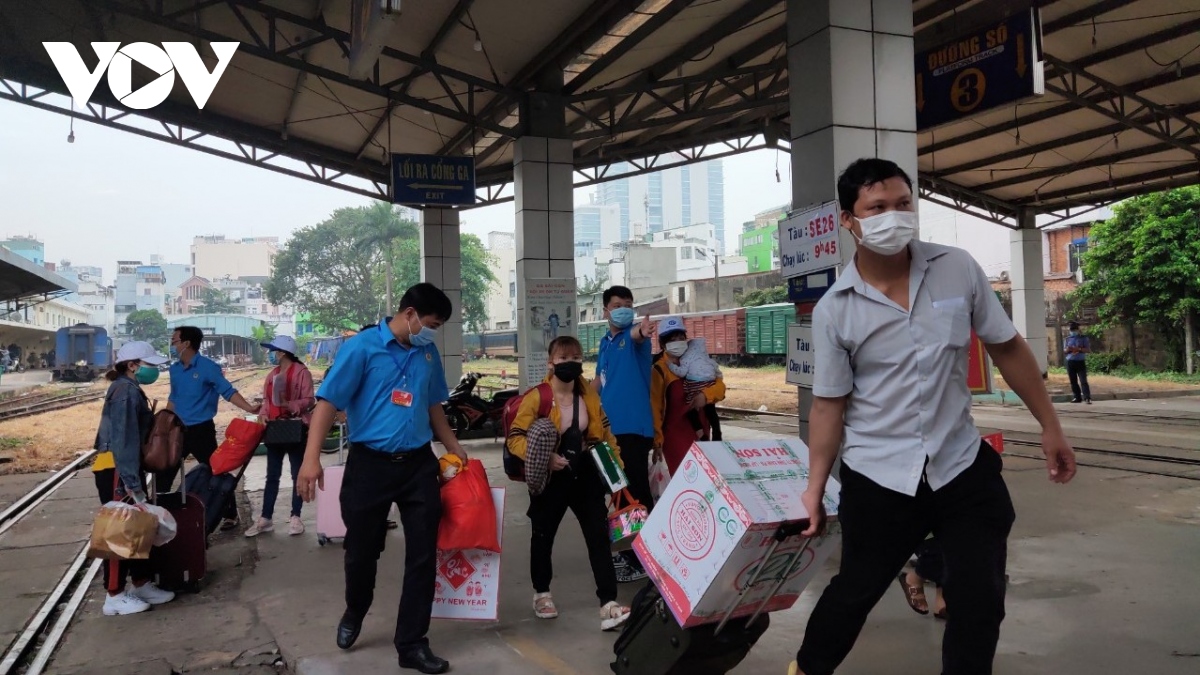 Những chuyến tàu, chuyến xe mùa Xuân đưa công nhân nghèo về quê đón Tết