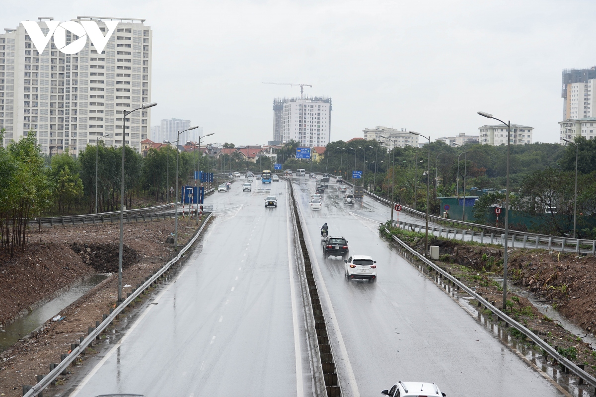 Bến xe, ga tàu, phố phường Thủ đô vắng vẻ trong ngày làm việc cuối cùng