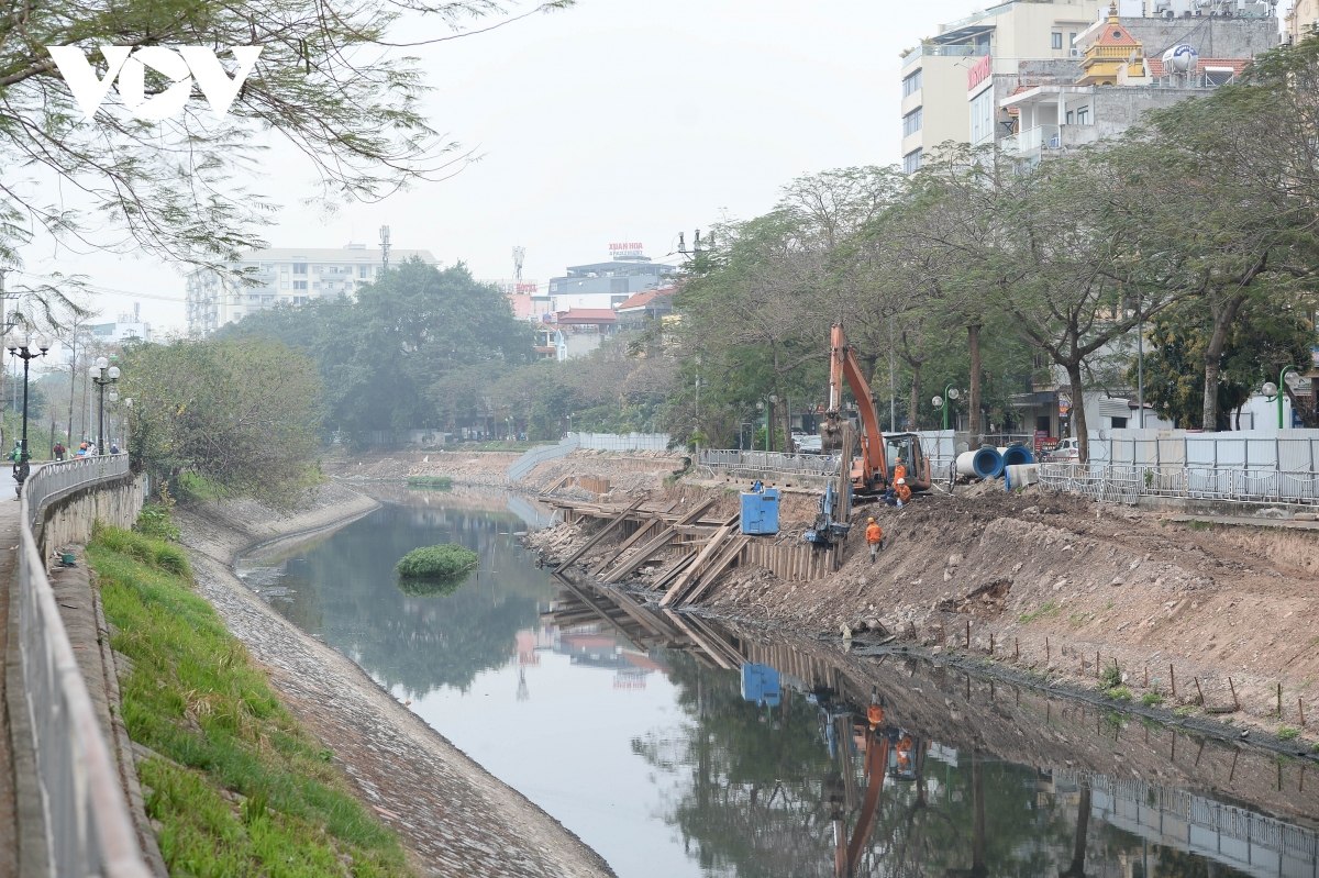 Cận cảnh lắp đặt hệ thống cống thu gom nước thải dọc sông Tô Lịch