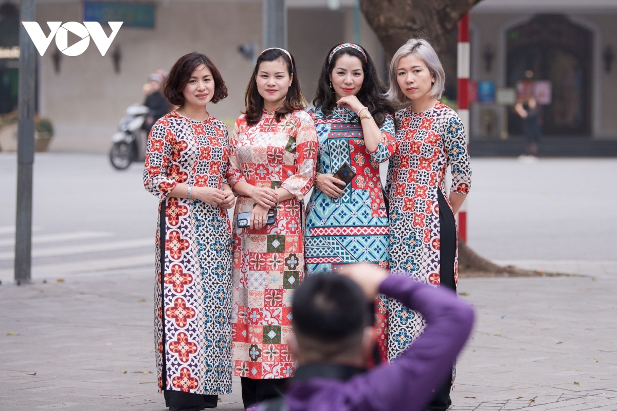 Phụ nữ Hà Thành nô nức diện áo dài chụp ảnh trên phố