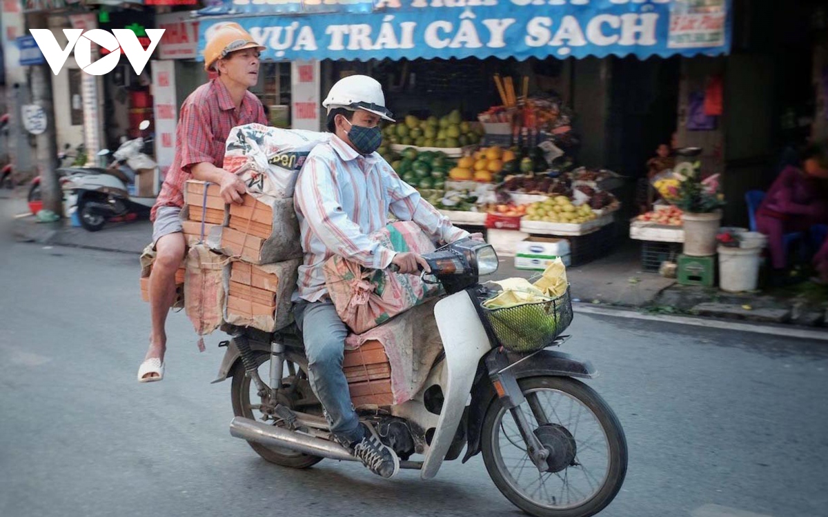 Nhan nhản xe chở hàng cồng kềnh trên đường phố Hà Nội