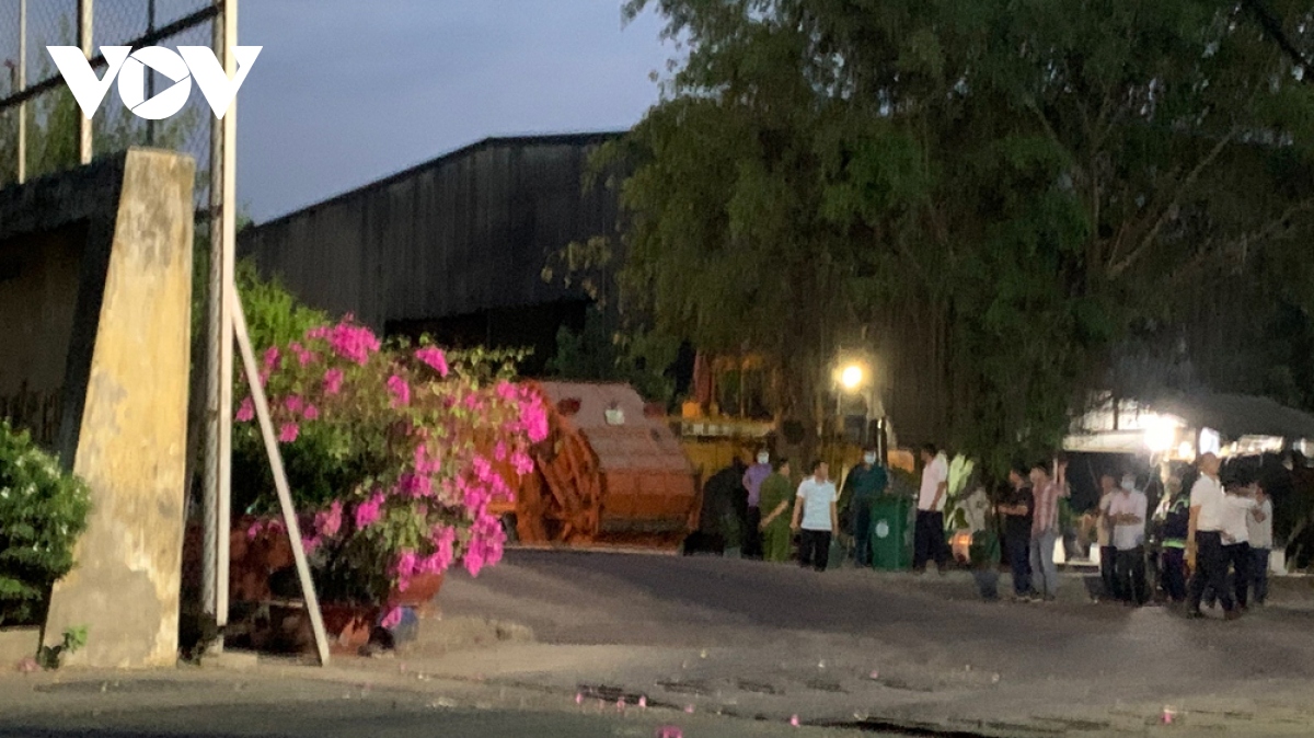 Nam công nhân gom rác ở Bình Dương bị xe rác cán chết