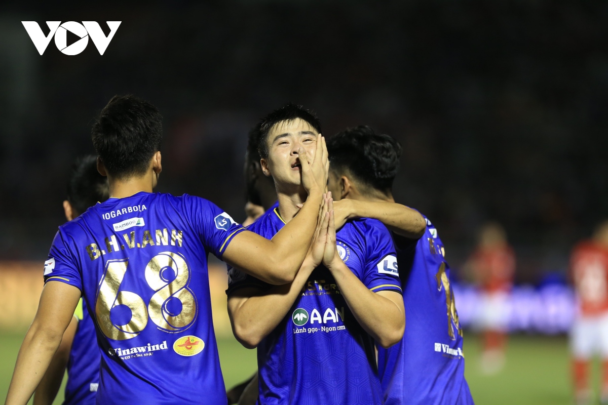 Hà Nội FC đánh bại CLB TPHCM trong ngày Hùng Dũng chấn thương nặng