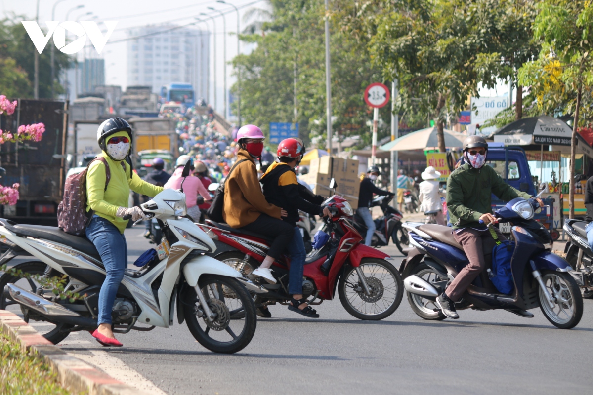 Giao thông đông đúc khi học sinh, sinh viên ở TPHCM đi học trở lại