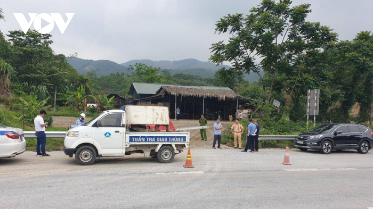Cao tốc Nội Bài - Lào Cai bị “băm nát” hàng rào bảo vệ vì quán cơm ven đường