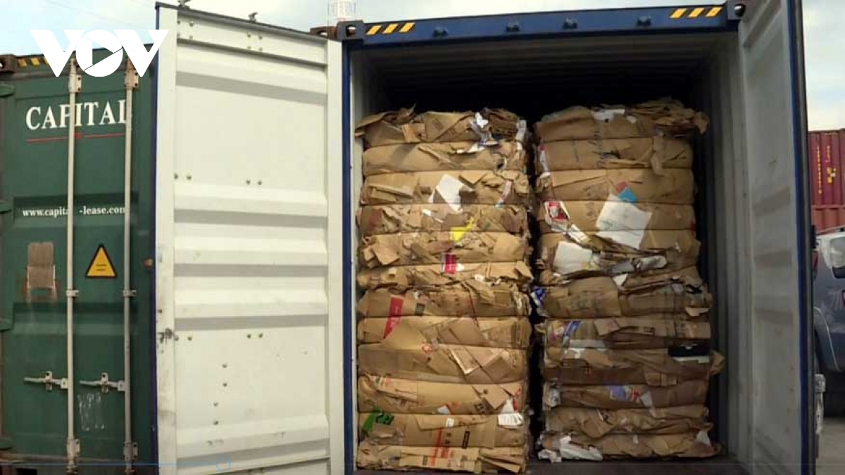 Hải quan TPHCM yêu cầu tái xuất 880 container phế liệu