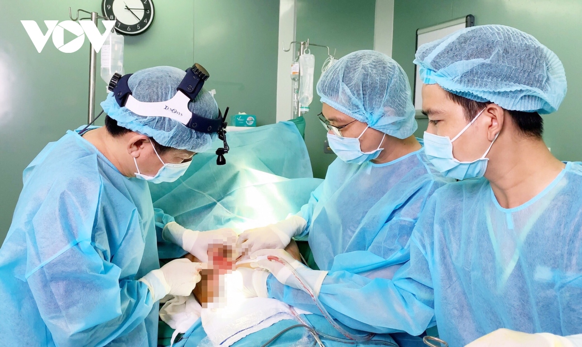 Nữ bệnh nhân cấp cứu vì miếng gạc y tế bị quên trong khoang ngực