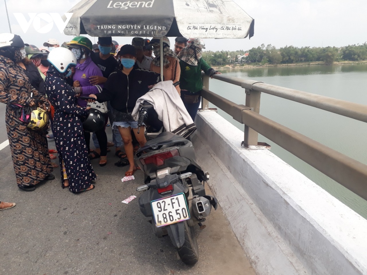Nam thanh niên bỏ lại xe máy, gieo mình xuống sông Thu Bồn